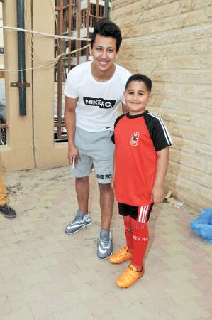 عمرو جمال مع لاعب اكادمية الاهلي عبدالرحمن عبدالحميد﻿