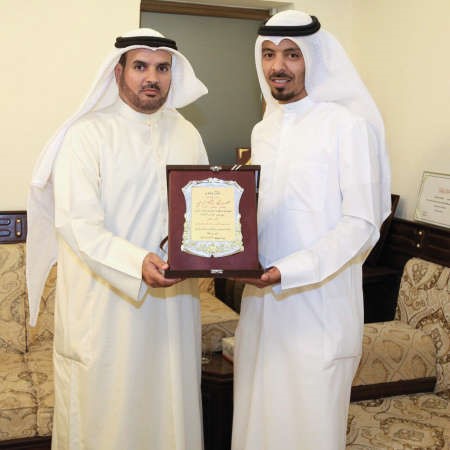 النائب حمدان العازمي يتسلم درعا من احمد عجب﻿