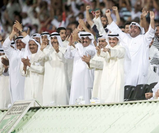 رئيس مجلس الامة مرزوق الغانم والنائب راكان النصف وعبدالعزيز المرزوق وخالد الغانم ووليد الراشد فرحين بفوز الكويت 	الازرقكوم﻿