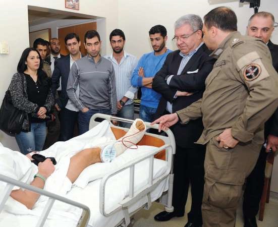وزير الداخلية نهاد المشنوق خلال زيارته جريحي شعبة المعلومات في المستشفى بعد اصابتهما في عملية طرابلسمحمود الطويل﻿