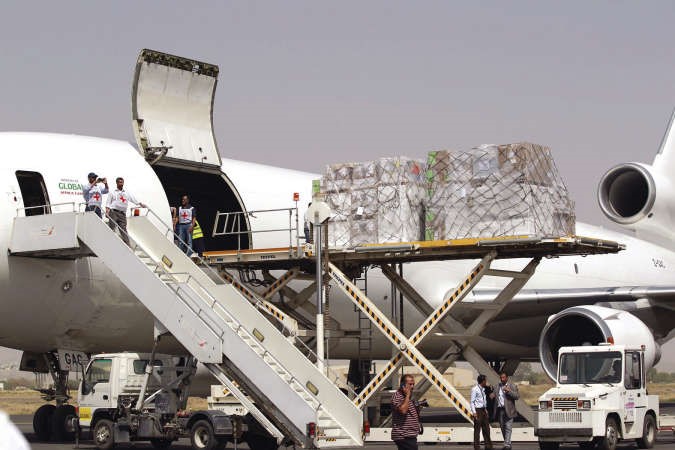 طائرة مساعدات الصليب الاحمر الدولي تحط في مطار صنعاء حاملة شحنة ثانية من المعونات الطبيةافپ﻿