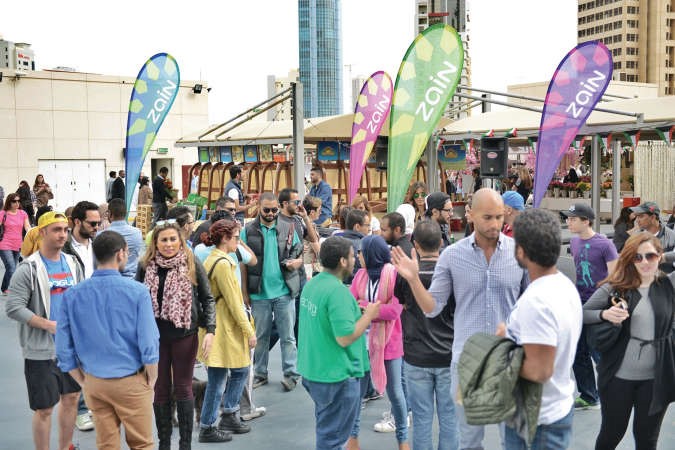 حضور ما يقارب 50 الف زائر و720 مشتركا
