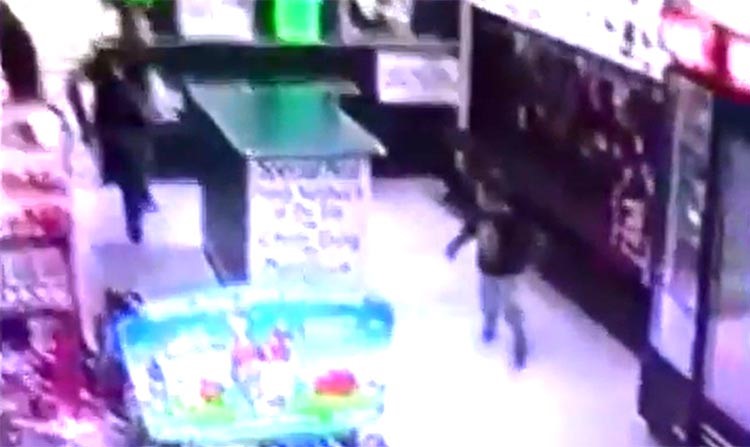 بالفيديو.. صفعة مدوية لطفل في سوبر ماركت تحظى بمئات الآلاف من المشاهدات