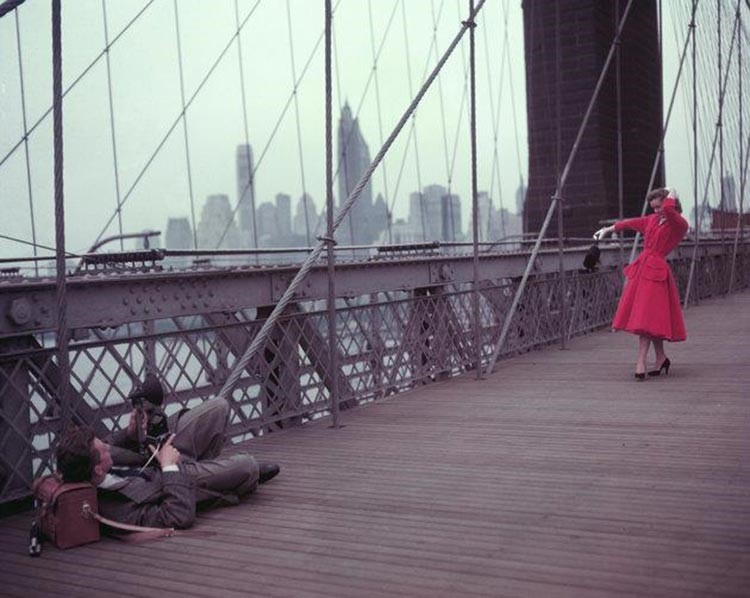 الممثلة ديبي رينالدز على جسر بروكلين عام 1952