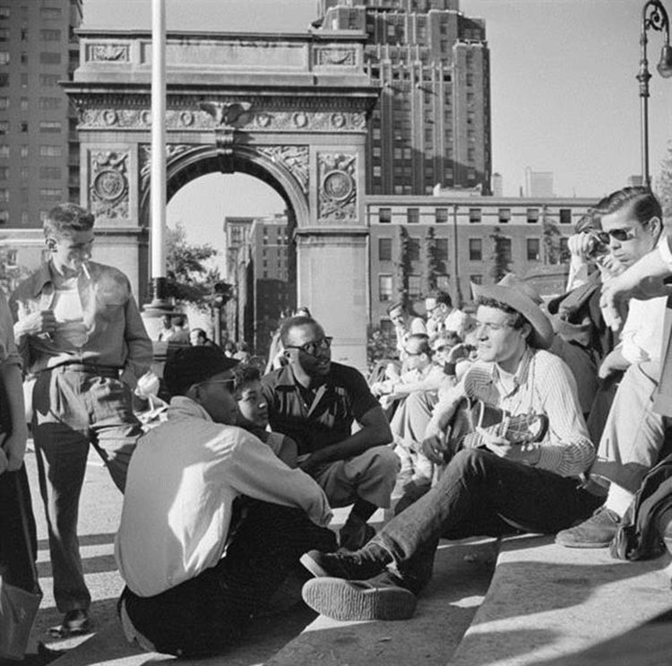المغني الشعبي جاك اليوت في ساحة واشنطن عام 1955