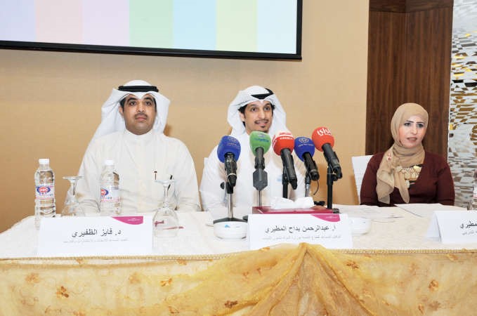 عبدالرحمن المطيري ودفايز الظفيري ودمعصومة المطيري خلال المؤتمر الصحافي