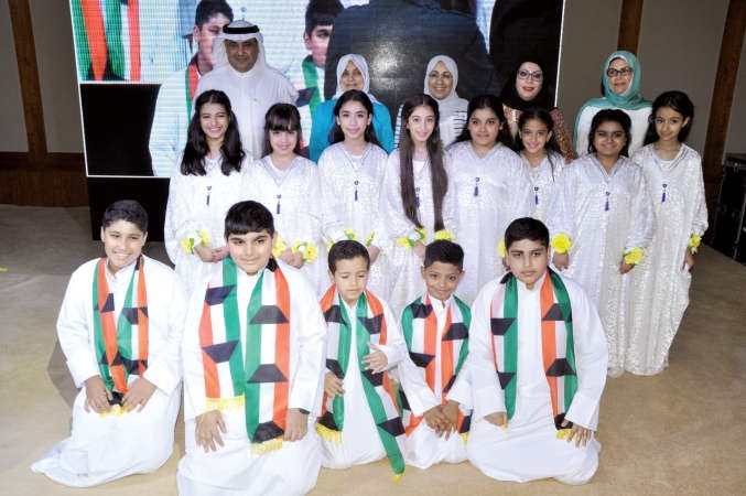 هند الصبيح ودمطر المطيري مع عدد من الطلاب المشاركين في الاوبريت احمد علي
