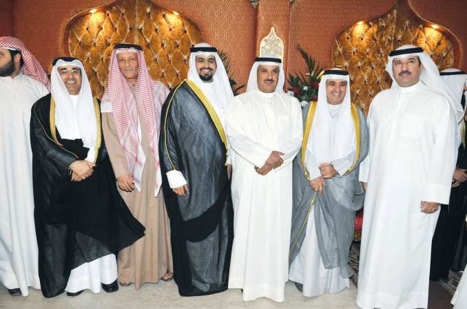 حسين الحريتي وفهد الخياط وعبدالله الفجي وراشد الحوري يباركون للمعرس ووالده خليفة الجبيلان