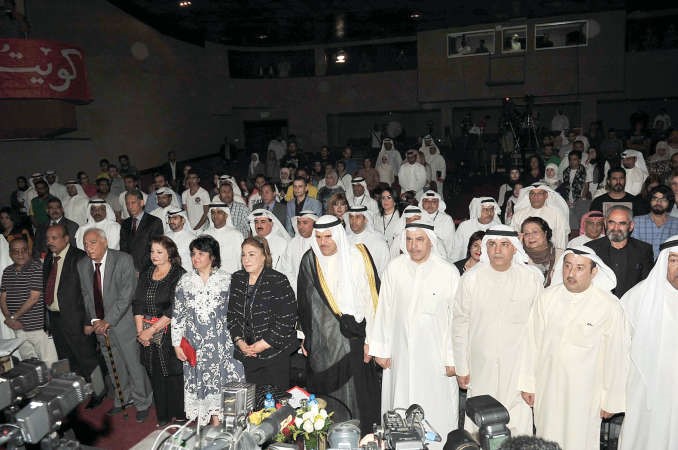 الشيخ سلمان الحمود وم علي اليوحة ومحمد العسعوسي ونجوم الفن والاعلام في افتتاح مهرجان الكويت للمونودراما الثانيعلاء ابوالندى﻿