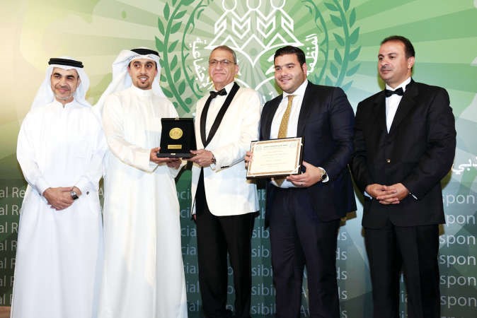 جانب من تسلم درع التميز الذهبي