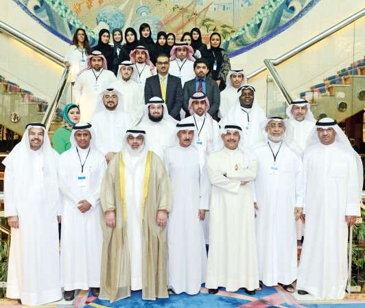 عادل الصرعاوي واسماعيل الغانم وفيصل الانصاري مع المشاركين في البرنامج التدريبي﻿