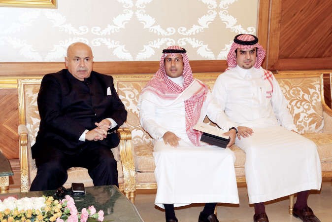 الفهد بعد تسلمه رسالة من مدير الامن السعودي﻿