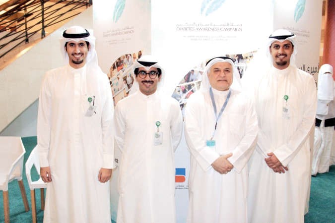 دعبدالنبي العطار متوسطا فريق العلاقات العامة في بيتك ﻿