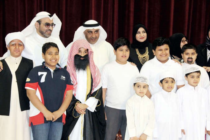 ناجي الزامل وعادل الراشد وهناء القحطاني مع الطلبة المشاركين﻿