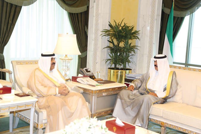 سمو نائب الامير وولي العهد الشيخ نواف الاحمد مستقبلا الشيخ مشعل الاحمد﻿