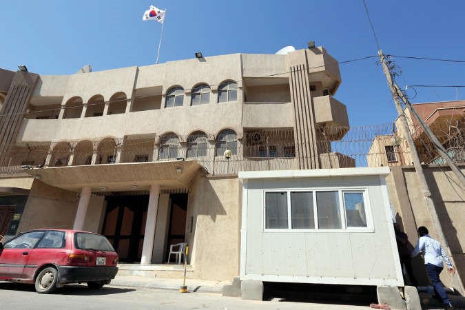  مكتب الامن امام سفارة سيئول في طرابلس وقد تعرضلاضرار بسيطة جراءهجومداعش المسلح عليه امس افپ ﻿