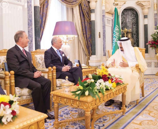 خادم الحرمين الشريفين الملك سلمان بن عبدالعزيز مستقبلا وزير الخارجية الفرنسي لوران فابيوس والوفد المرافق	واس﻿
