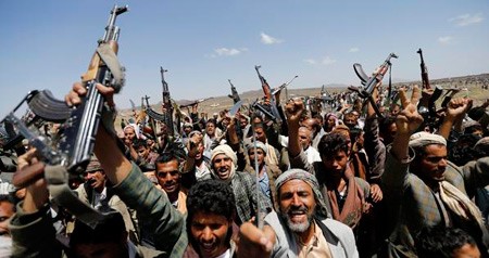 جرائم الحوثيين تفاقم الأزمة الإنسانية في اليمن ونزوح جماعي بقوارب الصيد إلى جيبوتي
