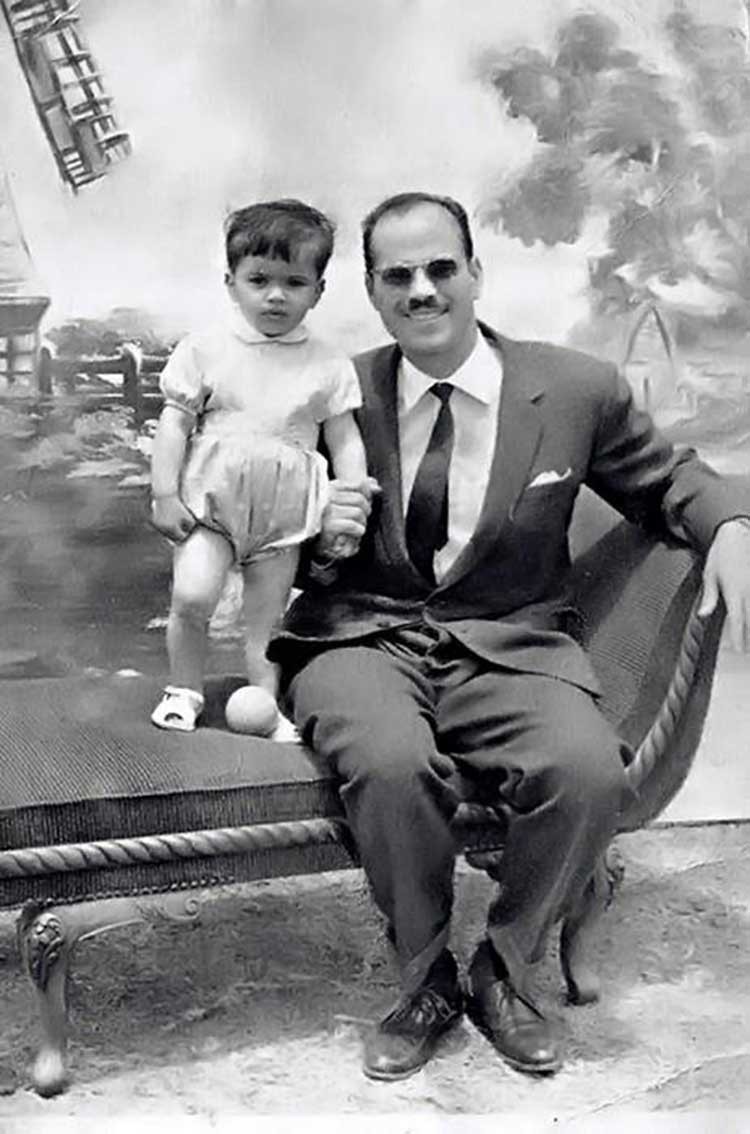 صورة نادرة.. عمرو دياب في سن الطفولة مع والده