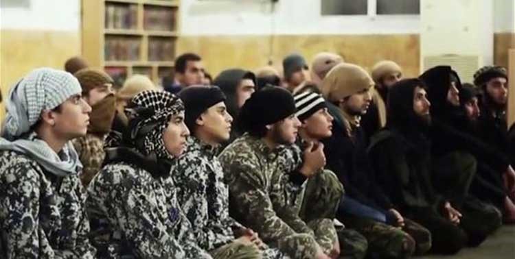 بالصور.. داعش يحرض الصغار بالرقة لتنفيذ عمليات إنتحارية في العراق