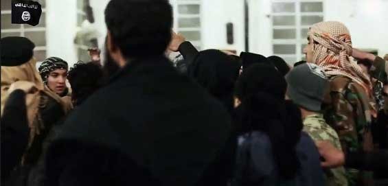 بالصور.. داعش يحرض الصغار بالرقة لتنفيذ عمليات إنتحارية في العراق