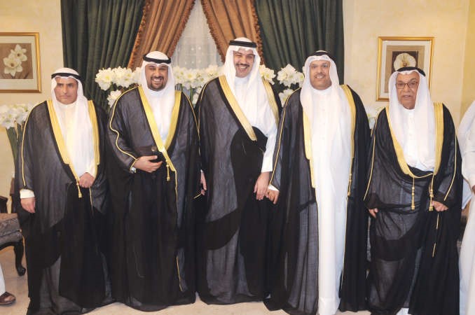 الشيخ مبارك العبدالله متوسطا المعرس ووالده اياد الثاقب وجده عبدالمجيد الثاقب ووالد العروس حسان الخميس
