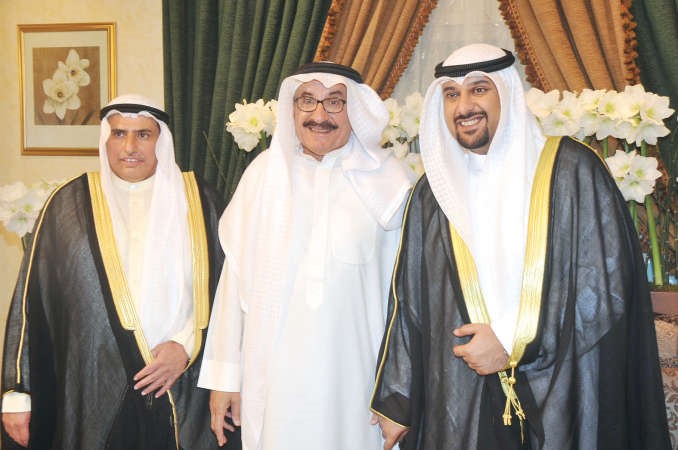 المعرس مشعل الثاقب مع جده عبدالرحمن المحيميد ووالد العروس حسان الخميس
