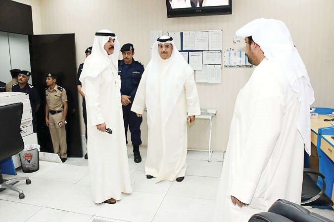 الشيخ محمد الخالد يطلع على اداء الانظمة الالكترونية وفي استقباله الشيخ مشعل الجابر 