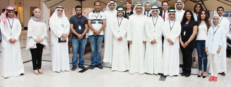 لقطة جماعية مع الطلبة الشباب من نادي المحاسبة في جامعة الخليج للعلوم والتكنولوجيا