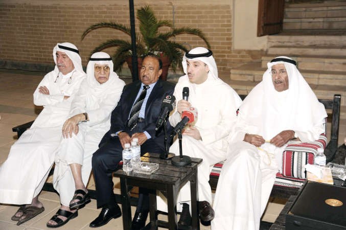 الملا يلقي كلمة امام الحضور ﻿