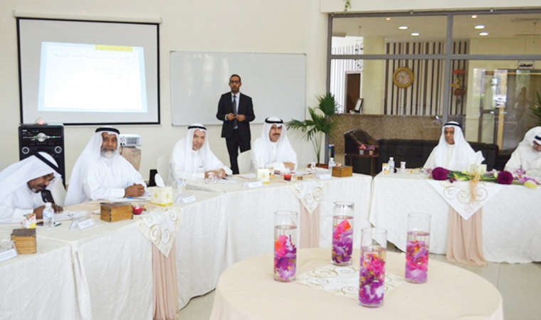 م سعد العتيبي والمختار خليفة المطر خلال اجتماع مجلس حي منطقة الزهراء ﻿