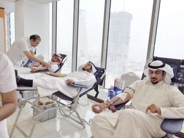 جانب من تبرع موظفي لجنة المناقصات بدمائهم﻿