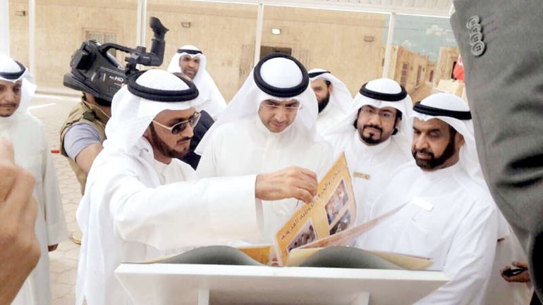 هيثم الاثري خلال جولة على المعرض ﻿