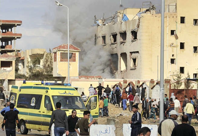  سيارة اسعافتحاولنقل المصابين فيالهجوم الارهابي بالعريشوقد بدا الدمار على مبنىقسم الشرطة الذي استهدفه انتحاري امس الاول	افپ﻿