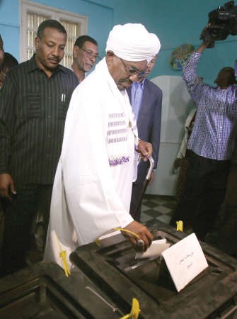 الرئيس السوداني عمر البشير خلال ادلائه بصوته في الانتخابات الرئاسيةبالخرطوم امس افپ