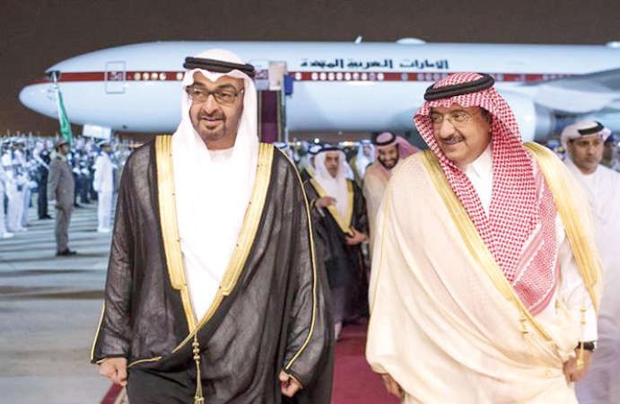 صاحب السمو الملكي الامير محمد بن نايف ولي ولي العهد السعودي مستقبلا سمو الشيخ محمد بن زايد ولي عهد ابوظبي في الرياض امس الاول وام 