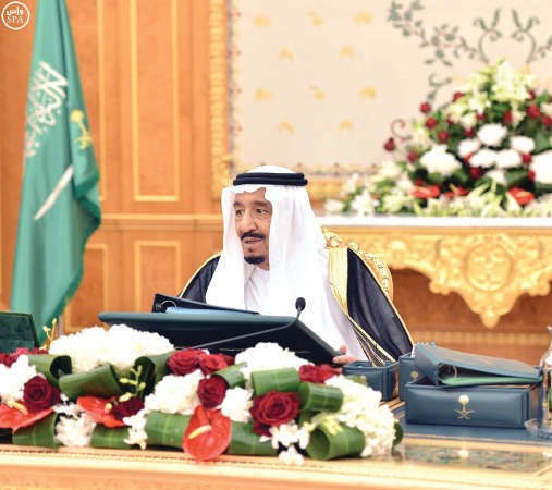 خادم الحرمين الملك سلمان بن عبدالعزيز خلال ترؤسه مجلس الوزراء في الرياض امس	 واس﻿