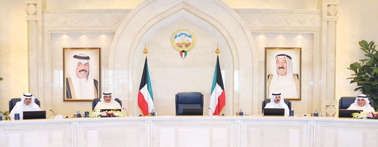 رئيس مجلس الوزراء بالانابة ووزير الخارجية الشيخ صباح الخالد مترئسا الاجتماع بحضور الشيخ محمد الخالد والشيخ خالد الجراح والشيخ سلمان الحمود﻿