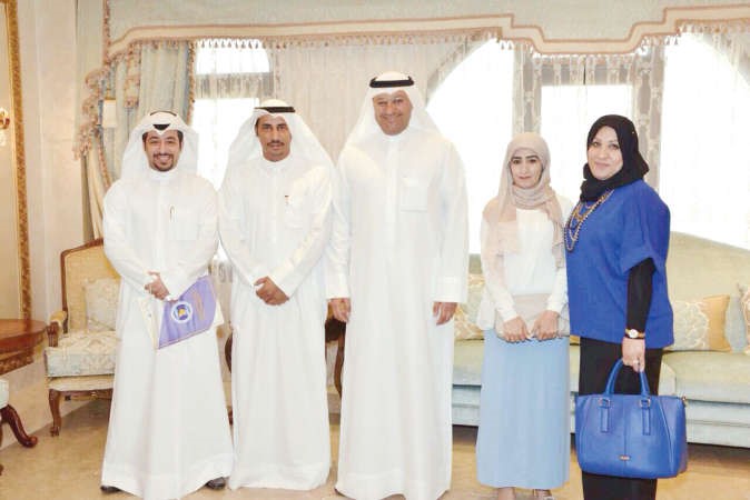 وزير الصحة دعلي العبيدي مع رئيس واعضاء مجلس ادارة جمعية التمريض