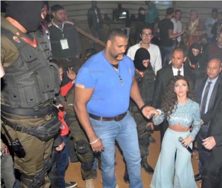 صورة: حارس ميريام فارس الشخصي يسرق الانظار منها