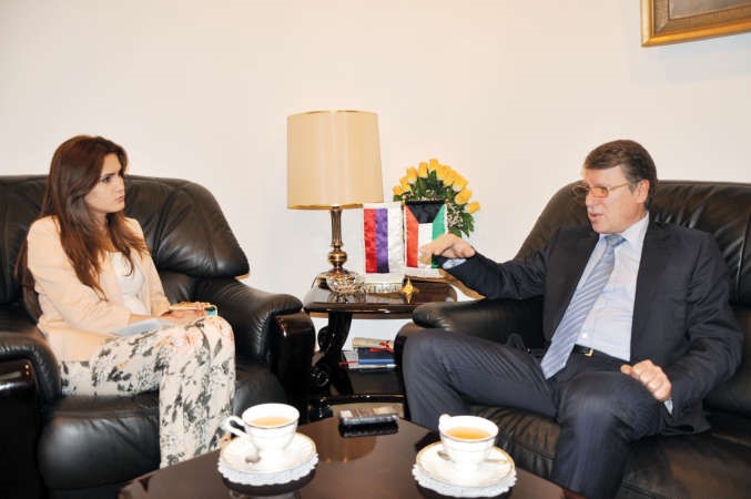 السفير الروسي متحدثا الى الزميلة بيان عاكوماحمد علي