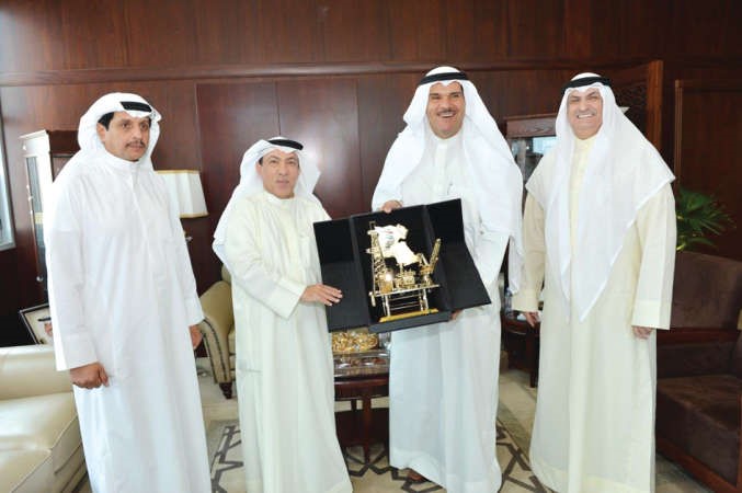 الشيخ سلمان الحمود يتسلم درع التكريم