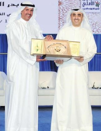 داحمد الاثري مكرما احد المشاركين 