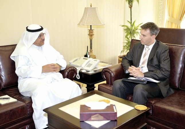 مبارك الخرينج مع سفير استراليا لدى الكويت