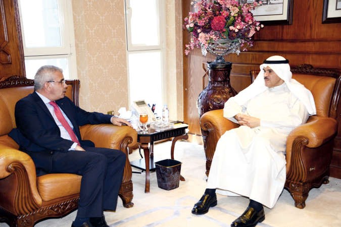 الشيخ سلمان الحمود مستقبلا السفير الفلسطيني رامي طهبوب﻿