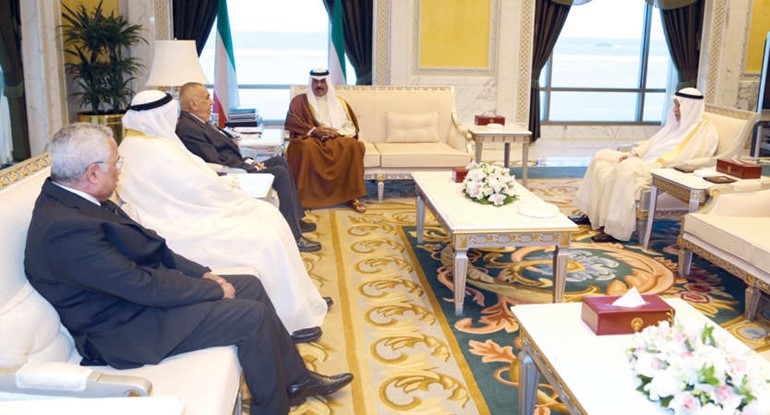  سمو نائب الامير وولي العهد الشيخ نواف الاحمد مستقبلا دعبدالرحمن عبدالله العوضي ودخالد مذكور المذكور ودعادل الفلاح ودعلي السيف﻿