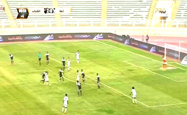 بالفيديو.. لاعب سعودي يُسجل هدفاً على طريقة مارادونا ! 