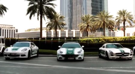 بالفيديو.. دوريات شرطة دبي الفارهة تجوب شوارع دبي وتخطف الأبصار