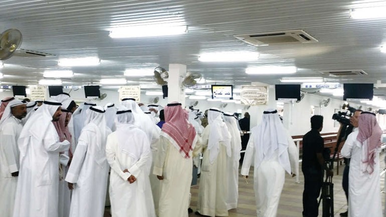 حشد كبير من الفنانين والاعلاميين في مقبرة الصليبخات صباح امس كانوا في وداع فقيد الحركة الفنية الكويتية والخليجية احمد الصالح