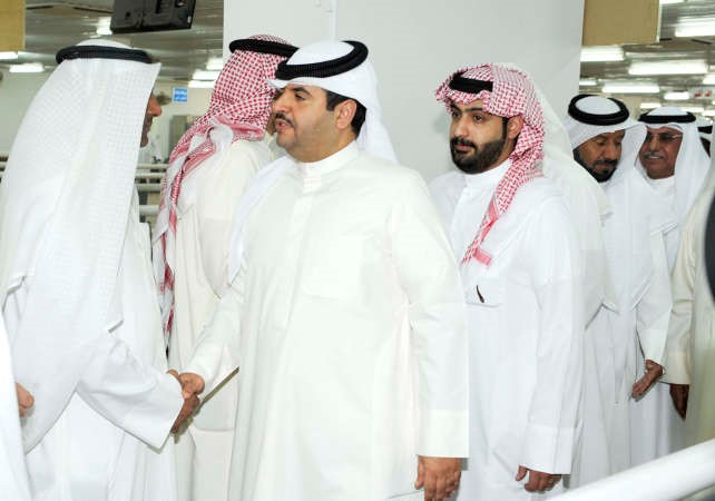 الشيخ دعيج الخليفة يقدم واجب العزاء 